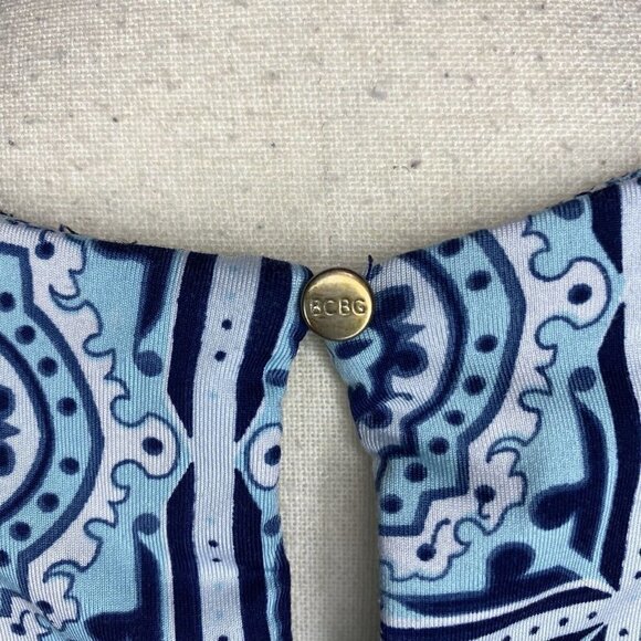 BCBG MaxAzria Tank Top Blouse Keyhole Back Medium Blues White - Picture 8 of 8